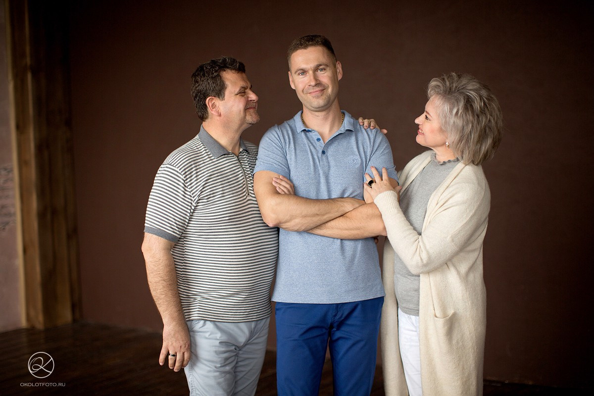 Фотосессия большой семьи в студии