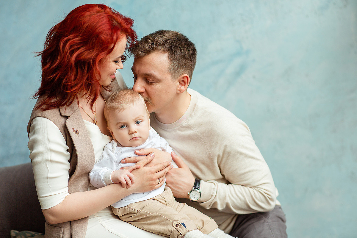 Семейная фотосессия в студии и дома Спб портфолио Насти Околот