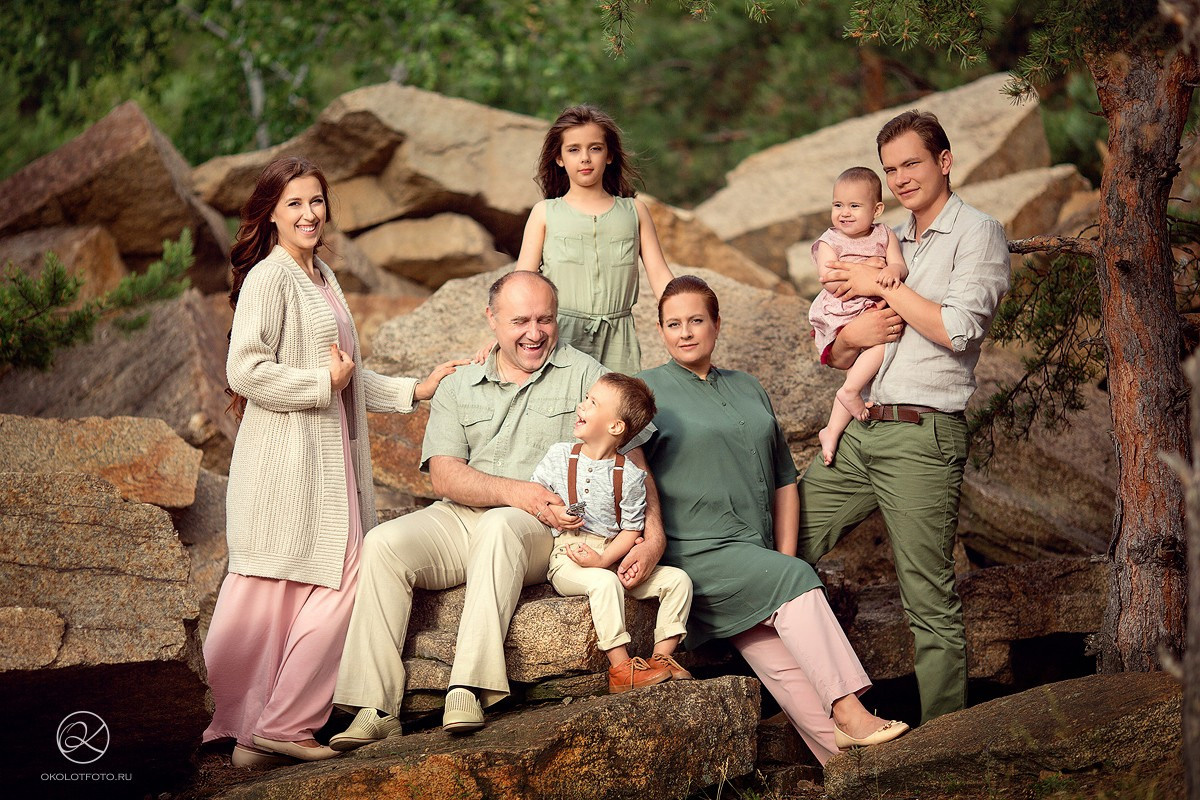Фотосессия большой семьи на прогулке