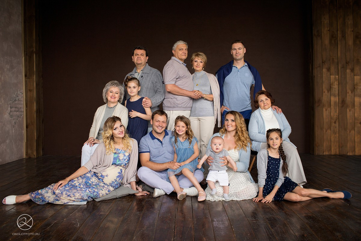 Фотосессия большой семьи в студии