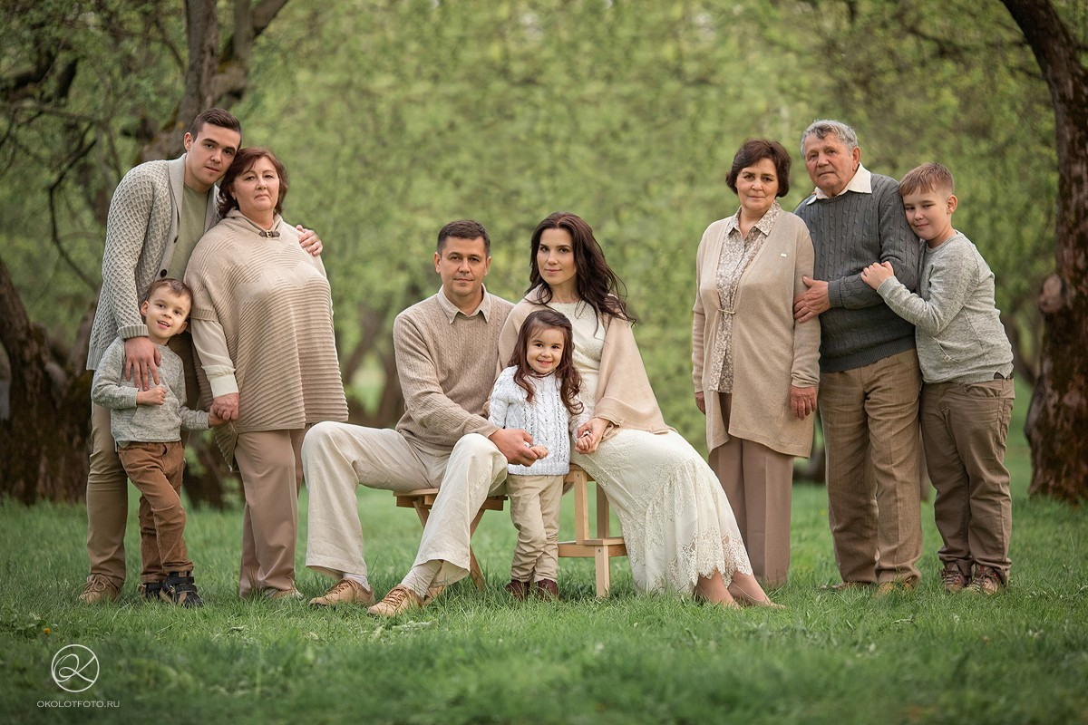 Фотосессия большой семьи на прогулке