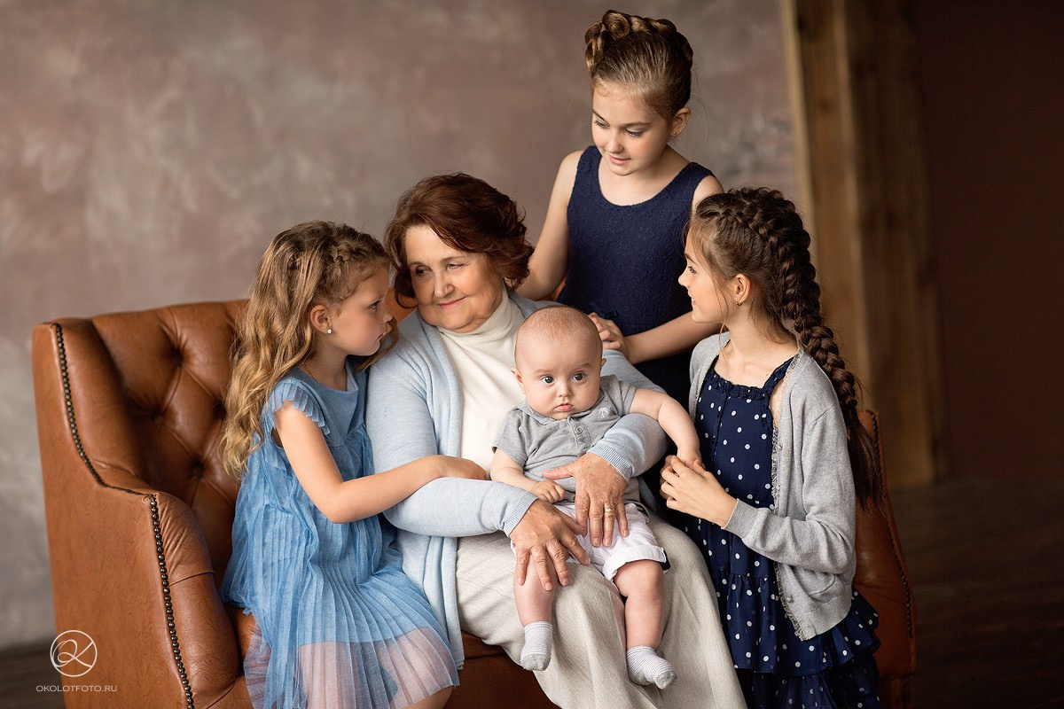 Фотосессия большой семьи в студии