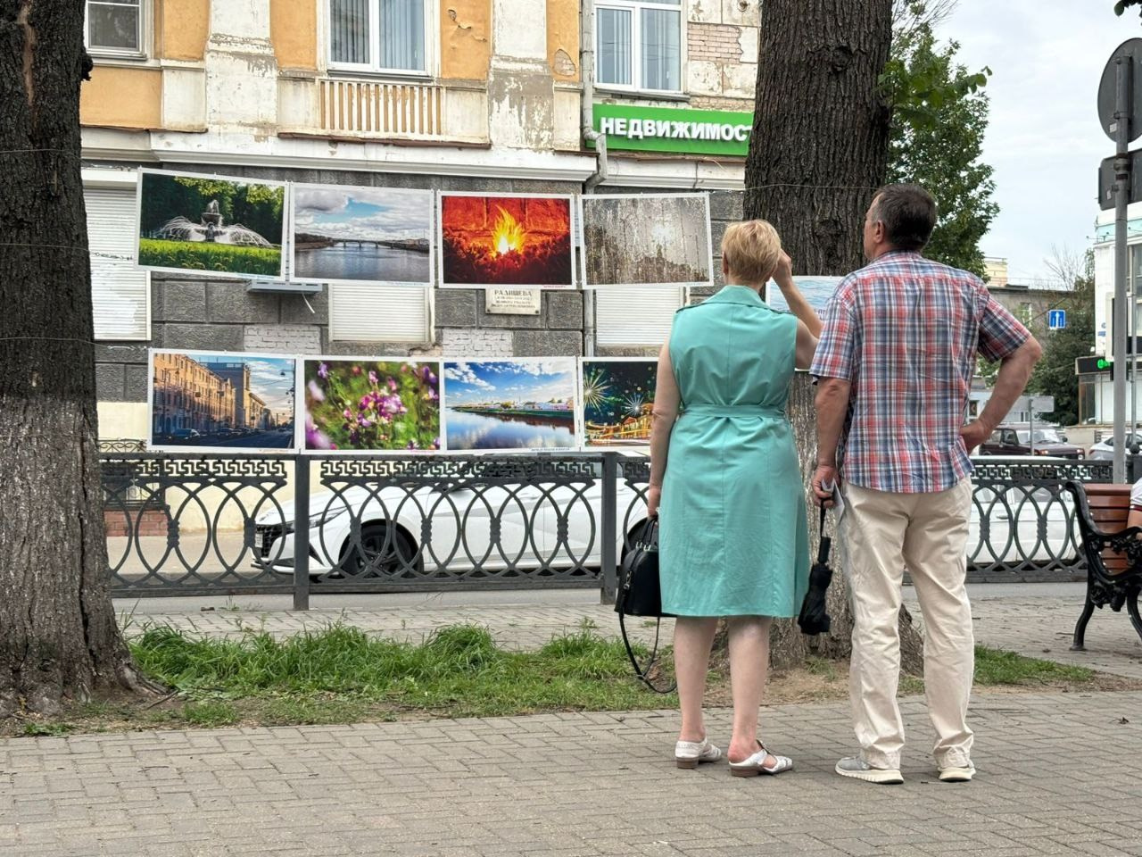 Уличное оформление на День города для центральной библиотеки имени Герцена. Тверь 890 лет. Фотограф — оформитель. Москва — Тверь
