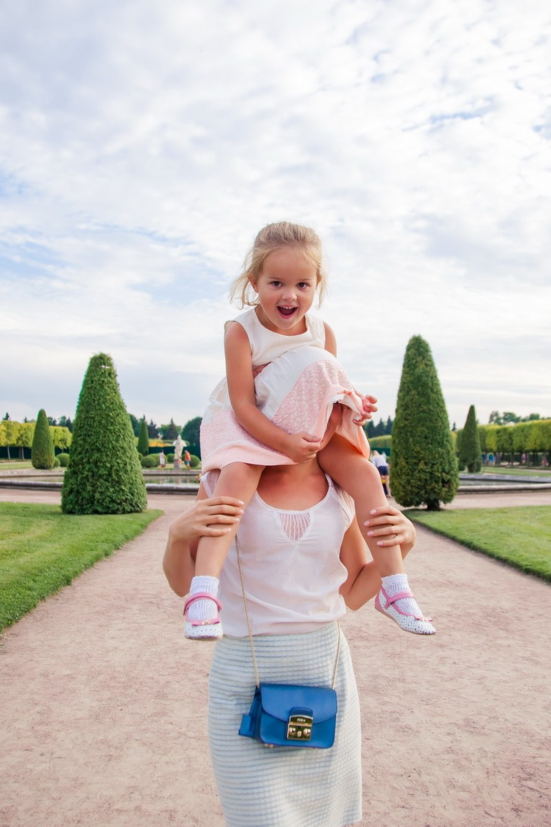 Семейная фотосессия в Петергофе. Фотограф крещение венчание в Петербурге! Помогает подобрать храм и посоветовал душевного батюшку в СПб