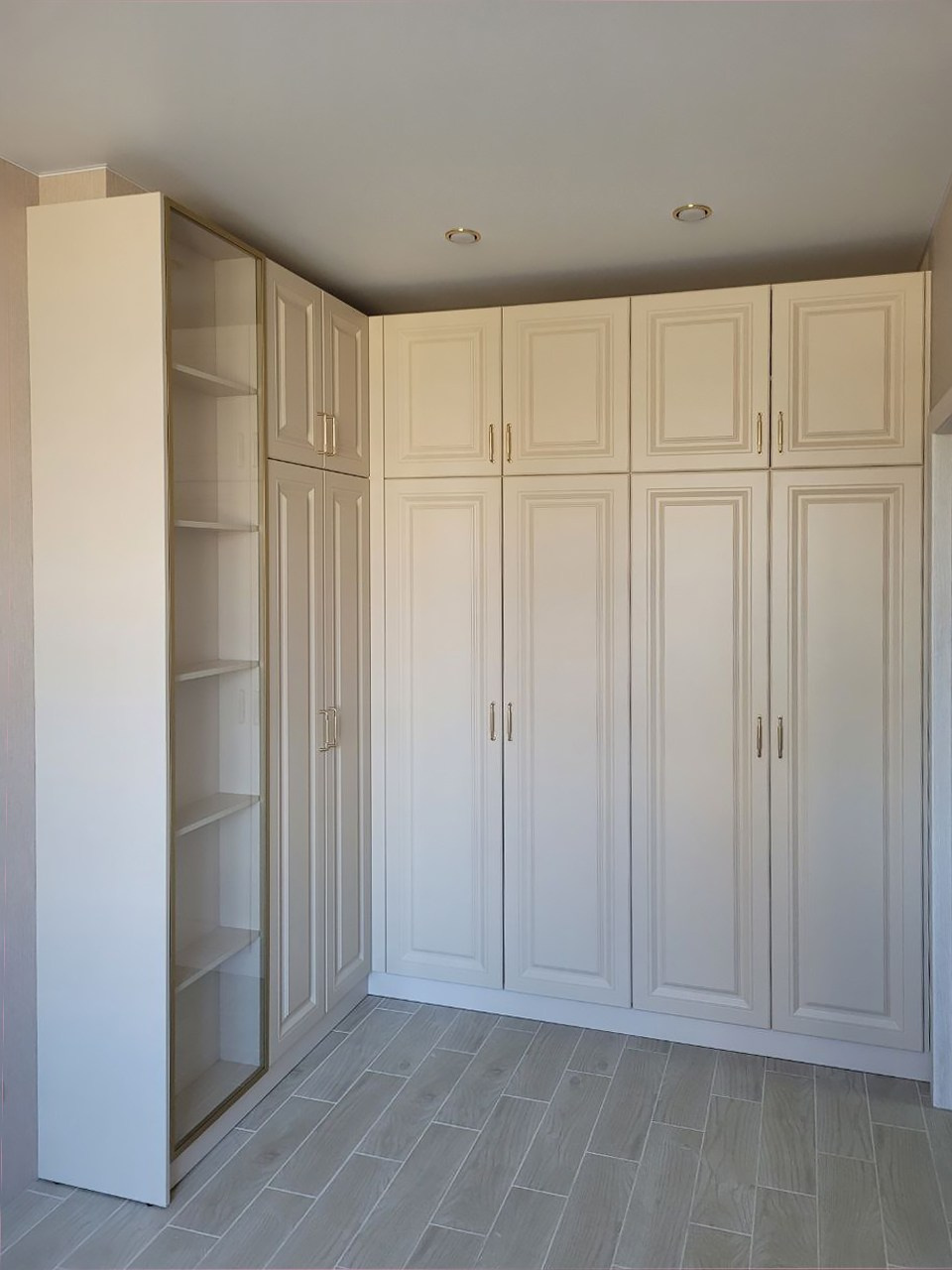 Шкафы, гардеробные и прихожие на заказ в Евпатории. Мебель на заказ в Евпатории