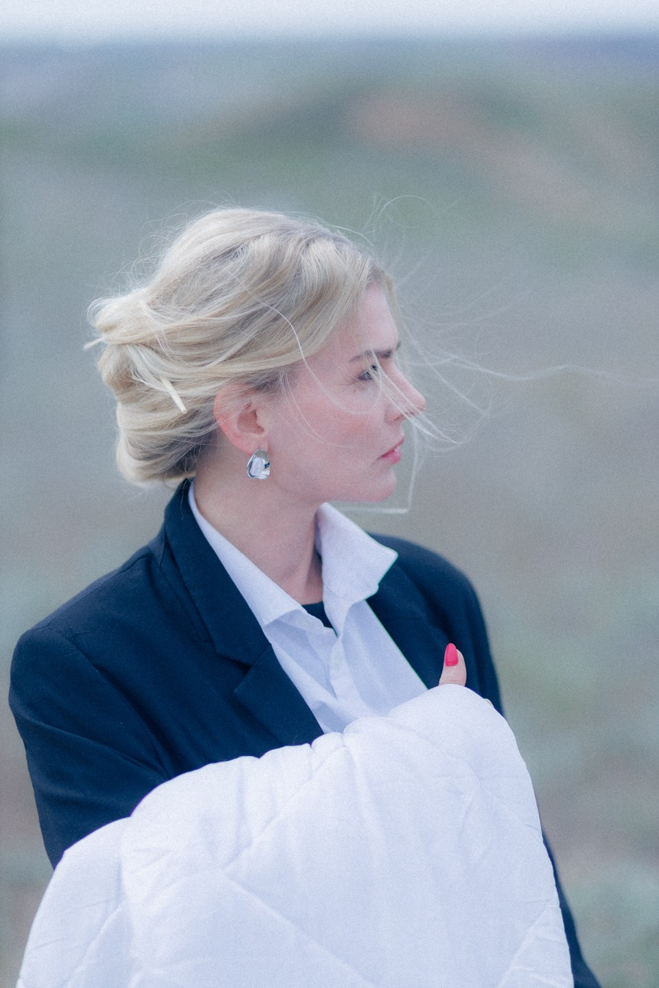 Скалы Капчагая. Я снимал историю, где героиня отягощенная жизненными обстоятельствами, перезагружается, оставляя весь накопленный негатив. Dmitriigoliapov.ru