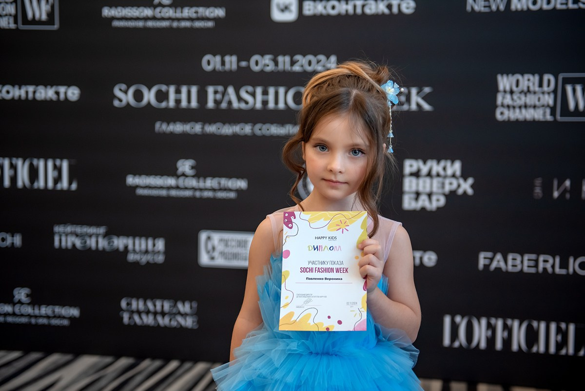 SochiFashionWeek2024 дизайнер Юлия Крылова. Семейный и коммерческий фотограф в Сочи Александр Бодунов