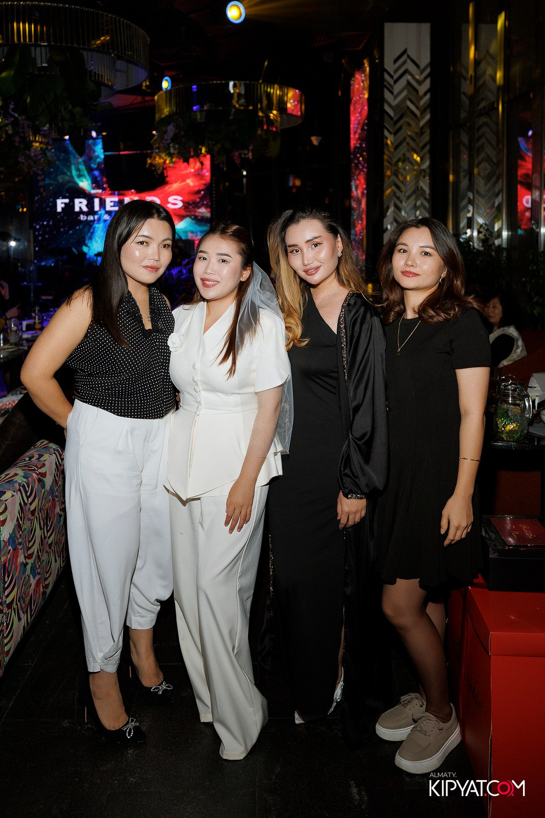 FRIENDS BAR & TERRACE. КИПЯТКОМ АЛМАТЫ! Фотосъемка мероприятий в Алматы