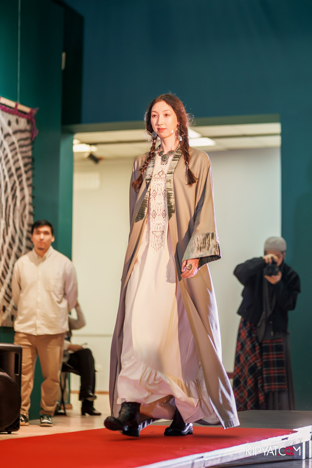 FASHION ПОКАЗ, КАЗАХСКОЙ НАЦИОНАЛЬНОЙ ОДЕЖДЫ. КИПЯТКОМ АЛМАТЫ!