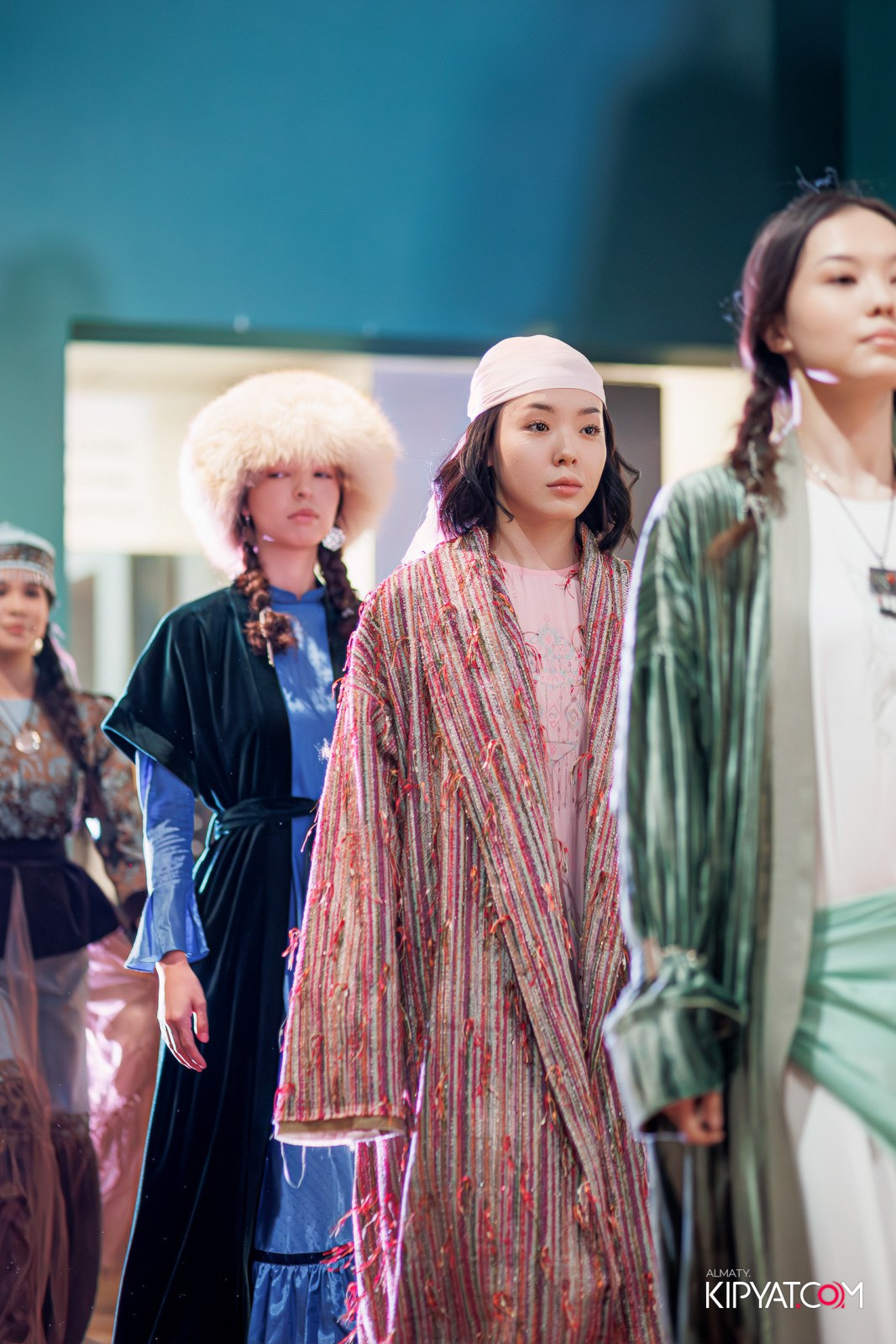 FASHION ПОКАЗ, КАЗАХСКОЙ НАЦИОНАЛЬНОЙ ОДЕЖДЫ. КИПЯТКОМ АЛМАТЫ!