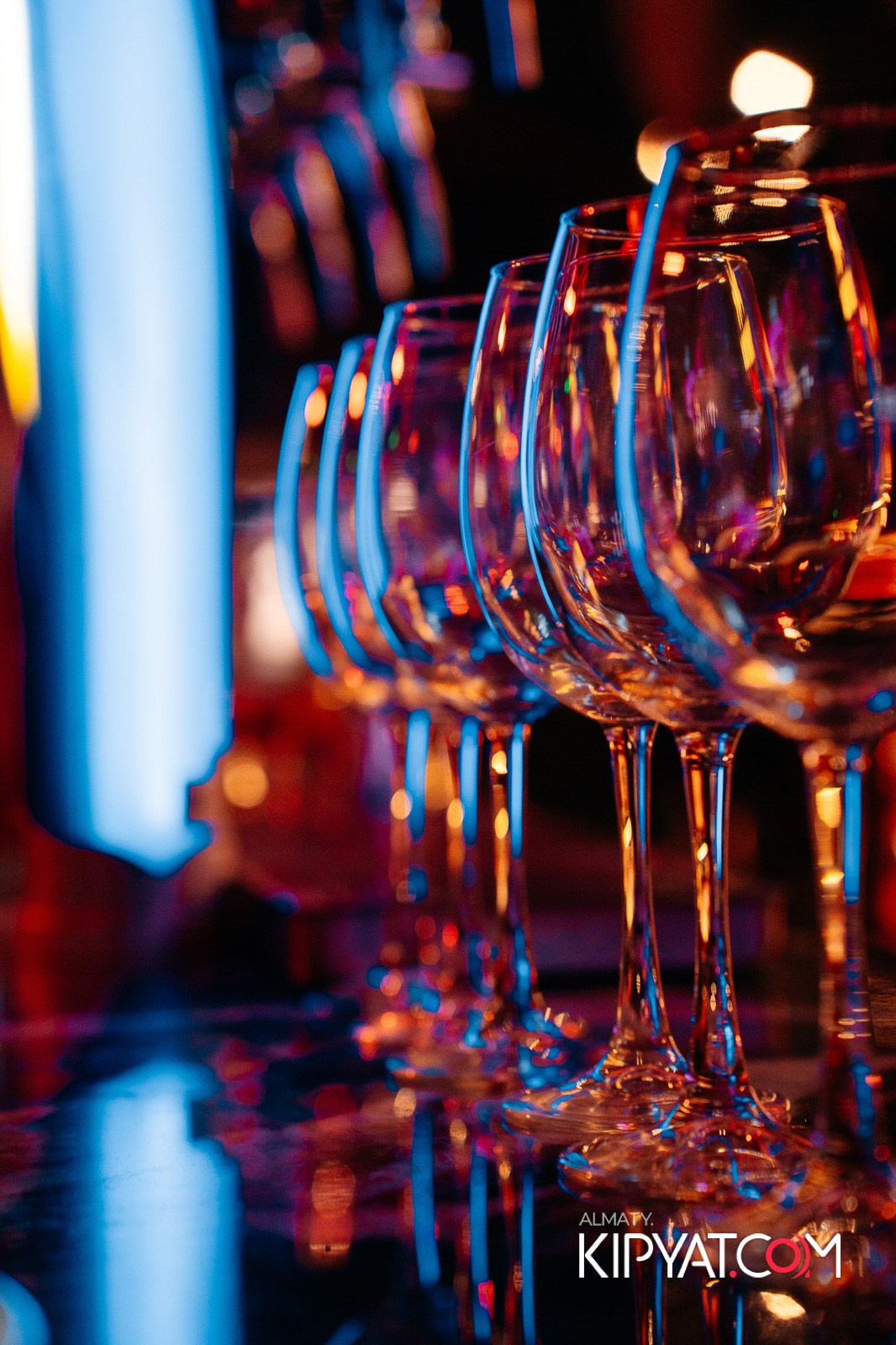 БАР ПАНАЕХАЛИ НА ТОЛЕ БИ. КИПЯТКОМ АЛМАТЫ!