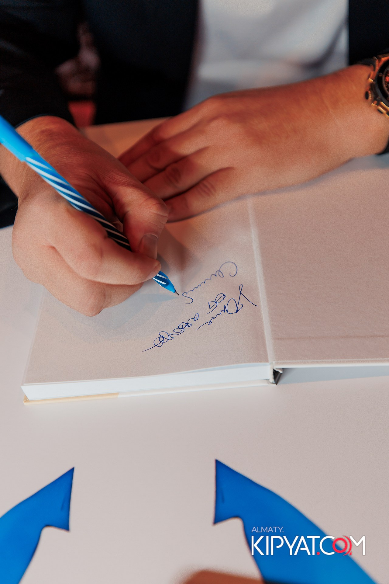 ПРЕЗЕНТАЦИЯ КНИГИ ВИКТОРА ЕЛИСЕЕВА. КИПЯТКОМ АЛМАТЫ!