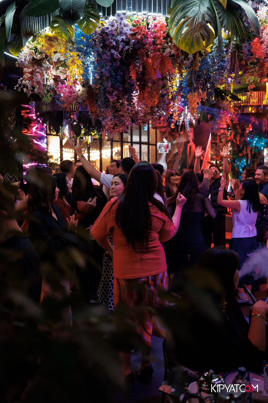 FRIENDS BAR & TERRACE. КИПЯТКОМ АЛМАТЫ!