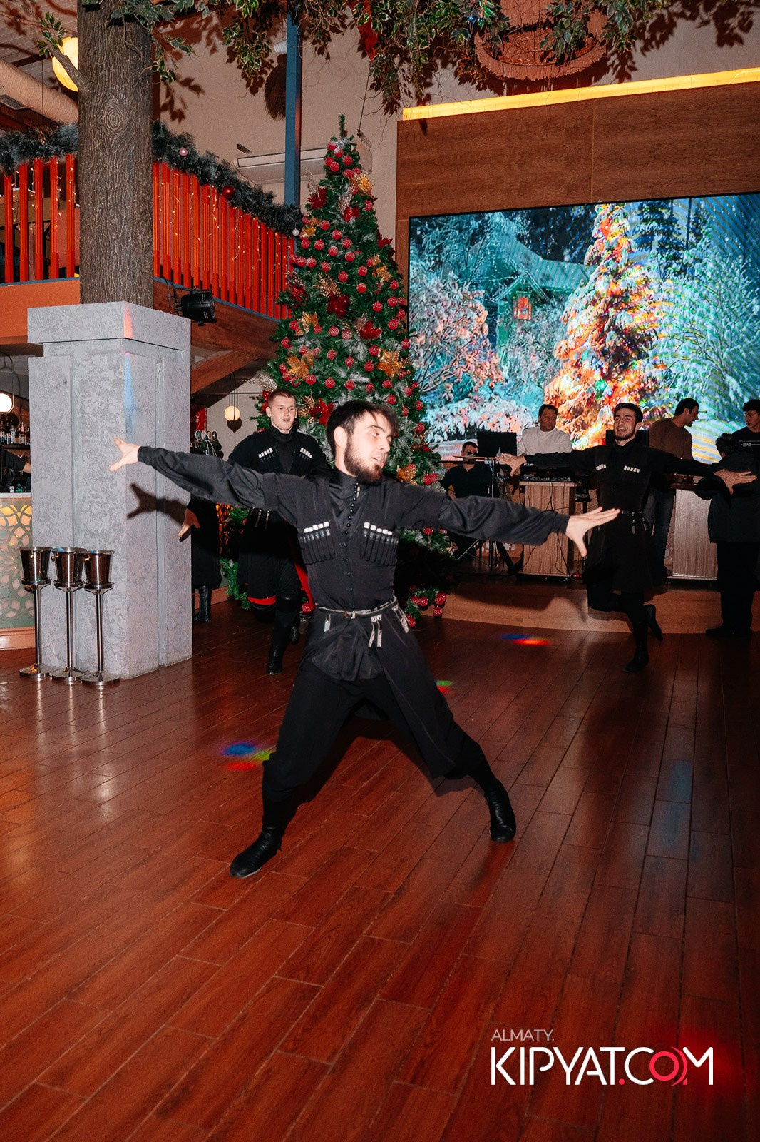 ГРУЗИНСКИЙ ДВОР НА КАБАНБАЙ БАТЫРА. КИПЯТКОМ АЛМАТЫ!