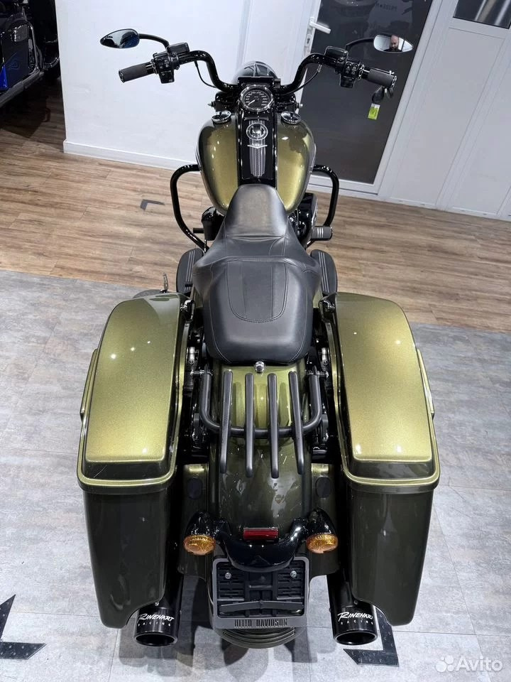 Купить Harley-Davidson 2017 Road King (Olive Gold) (Touring) — подробнее на сайте. Hello Davidson, Москва. Только хорошие мотоциклы…