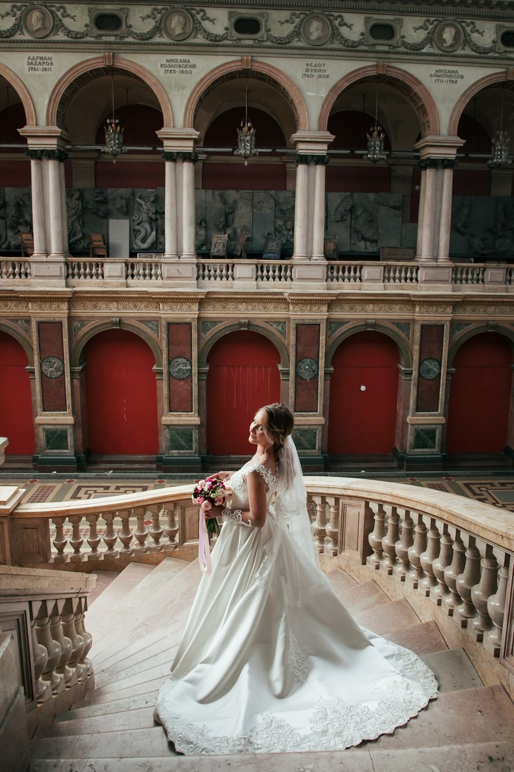 свадебное платье в спб, найти свадебный салон, букет для невесты, хороший ведущий на свадьбу, костюм для жениха, платье для невесты,  подшить свадебное платье, ателье свадебное, фотограф на свадьбу, выпуск, праздник, венчание