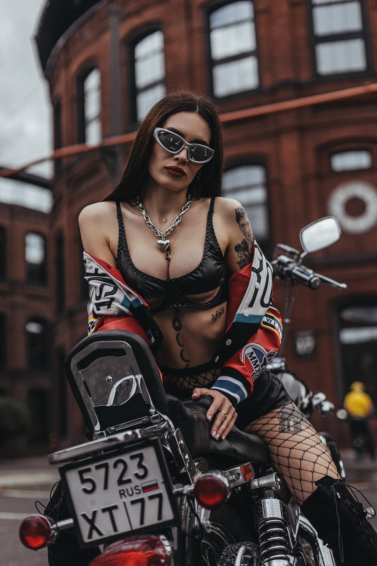 Фотосессия с байком на парковке. Семейный и детский фотограф в Москве Артём Жигурс