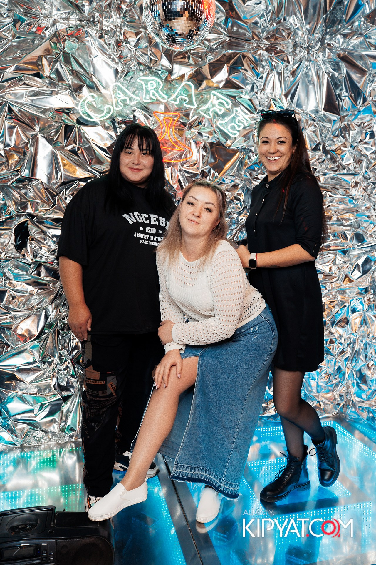 ВЕЧЕРИНКА 90Х КАФЕ CARAFE. КИПЯТКОМ АЛМАТЫ! Фотосъемка мероприятий в Алматы