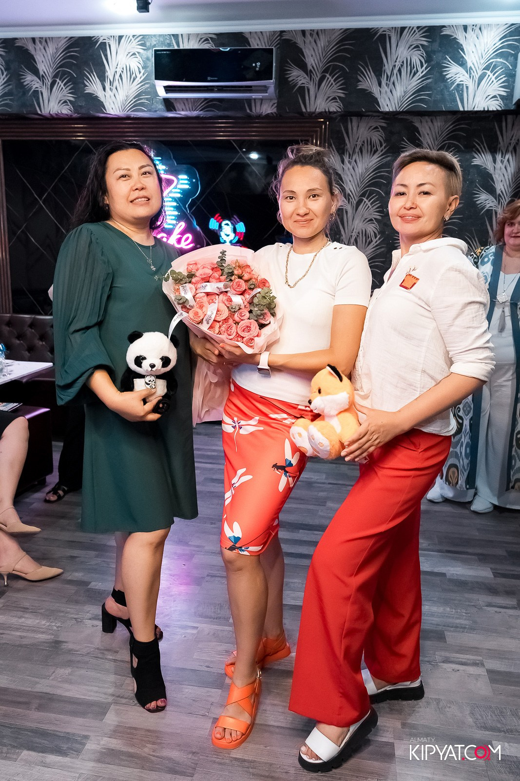 КАРАОКЕ РОЯЛЬ COSMO. КИПЯТКОМ АЛМАТЫ!