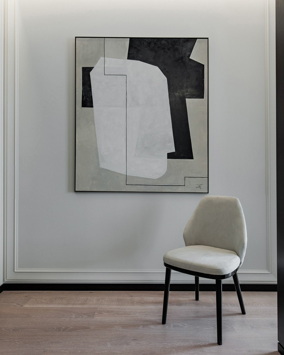 Современный минималистичный интерьер с абстрактной картиной и дизайнерским креслом от Валерии Котович