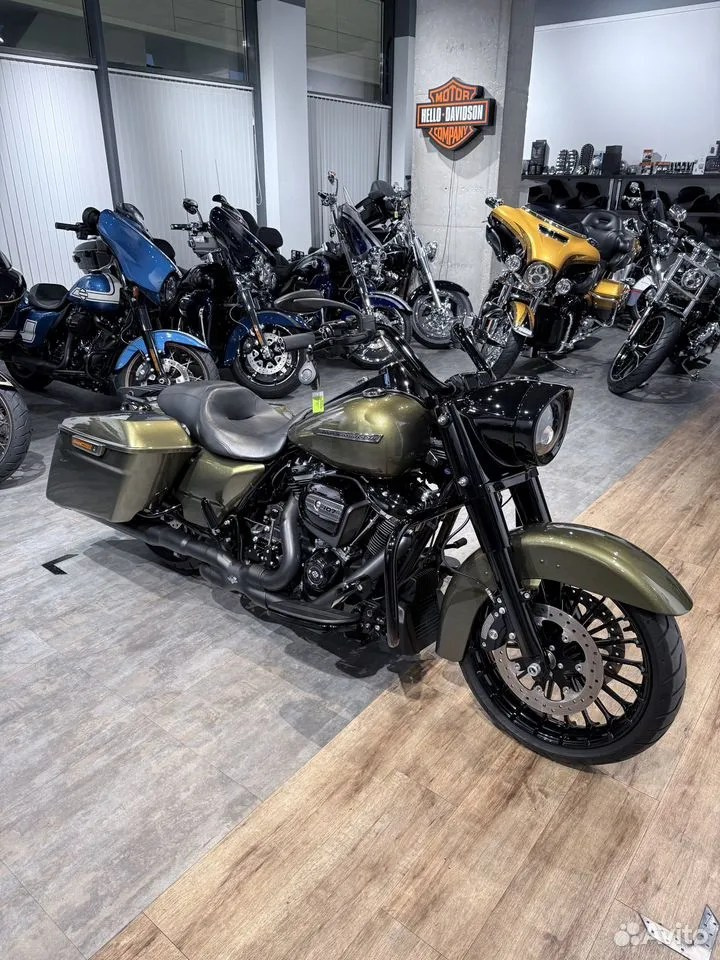 Купить Harley-Davidson 2017 Road King (Olive Gold) (Touring) — подробнее на сайте. Hello Davidson, Москва. Только хорошие мотоциклы…