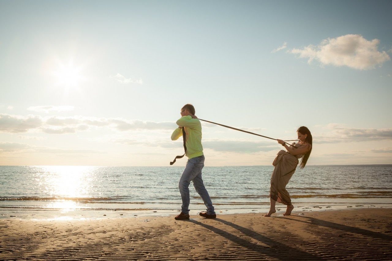 Молодой человек на семейной фотосессии тянет девушку в совместную жизнь