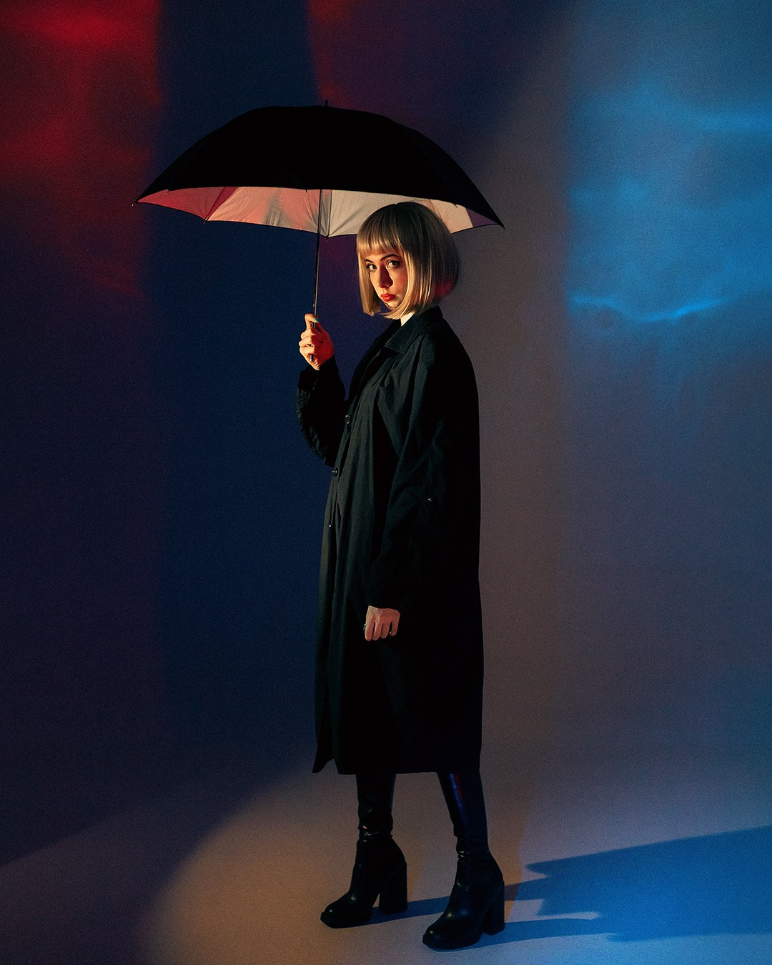 Креатив с зонтом и цветным светом в студии Казань, девушка в парике и зонтом позирует в студии