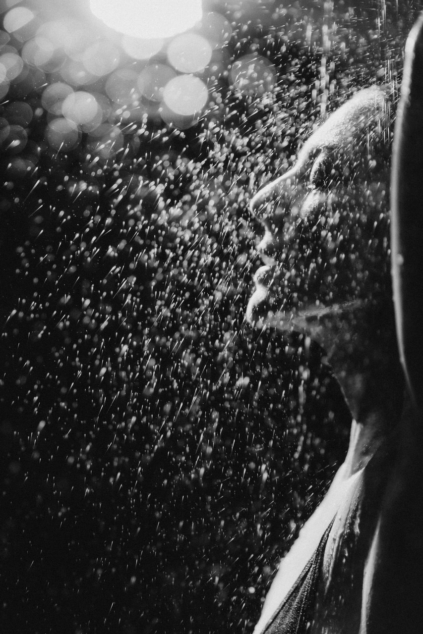 Художественный портрет девушки под душем в темных тонах — эффектные капли воды, творческая фотосъемка