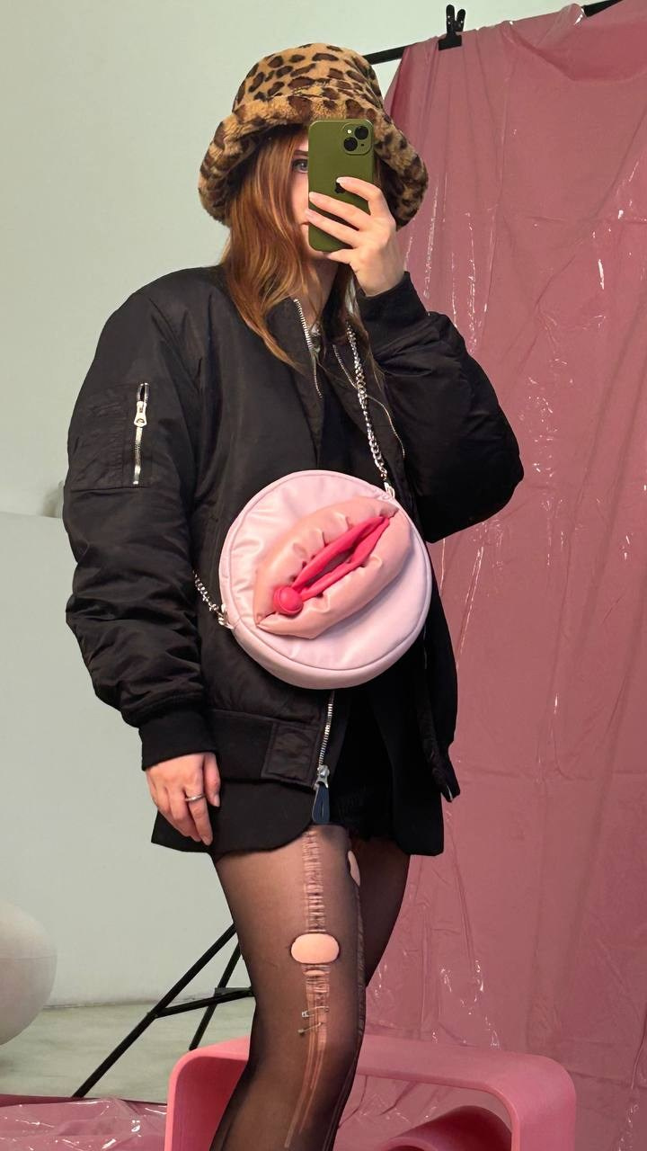 Сумка-piska. Нейрокреатор и AI-преподаватель Лена Капуцин