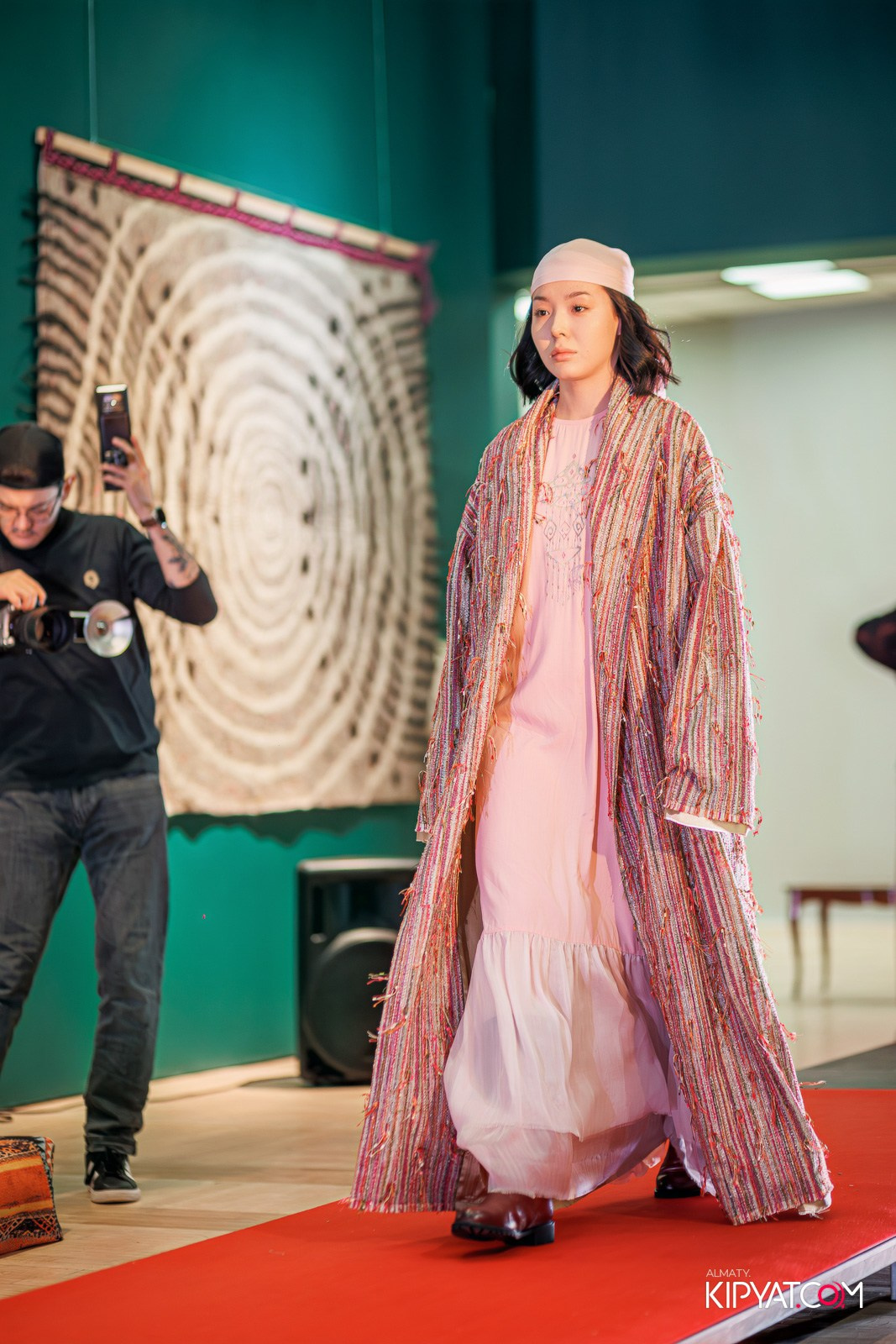 FASHION ПОКАЗ, КАЗАХСКОЙ НАЦИОНАЛЬНОЙ ОДЕЖДЫ. КИПЯТКОМ АЛМАТЫ!