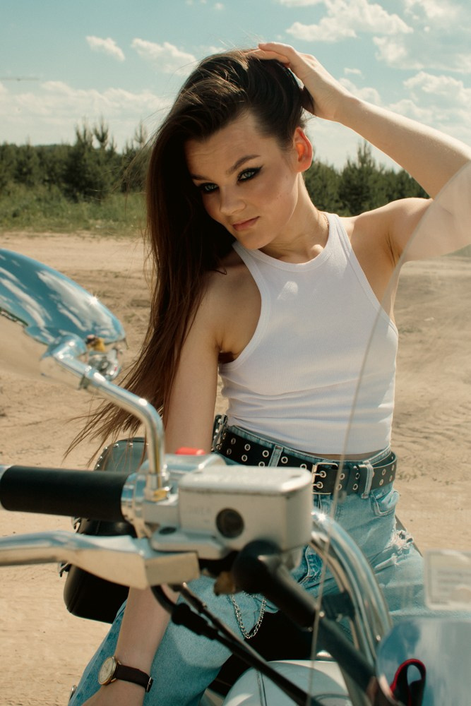 С мотоциклом. Фотограф в Тюмени Даша Михнова. Портреты, фотопроекты, фотодни