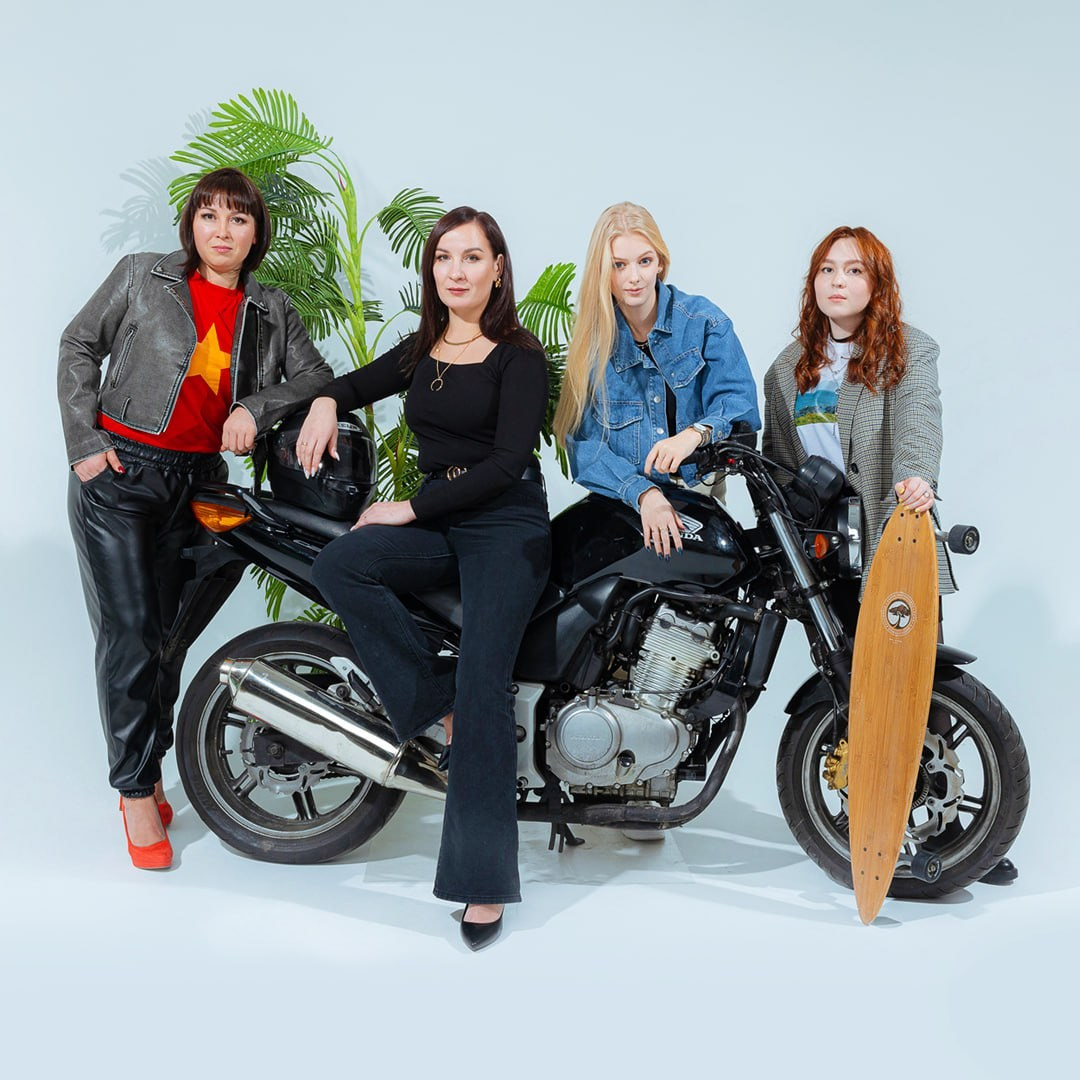 Креативное фото сотрудников возле мотоцикла