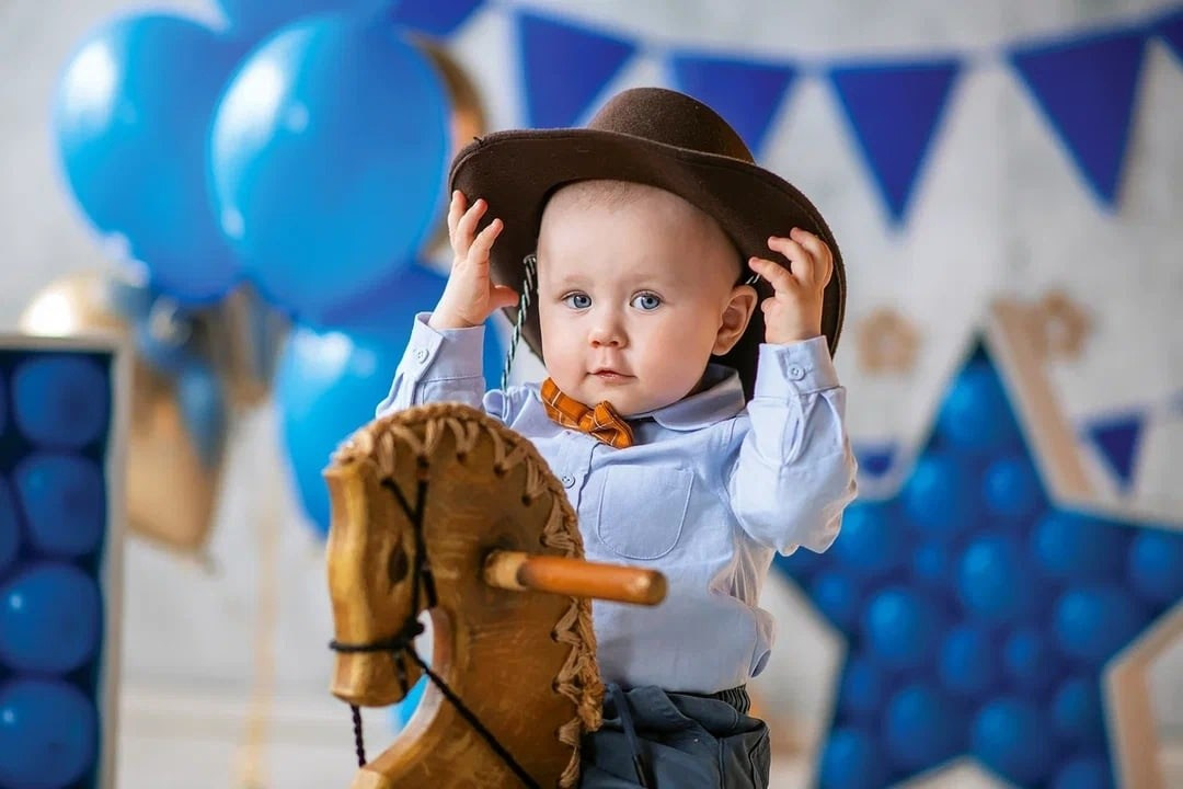Фотосессия на один годик мальчику. Мальчик на лошадке.