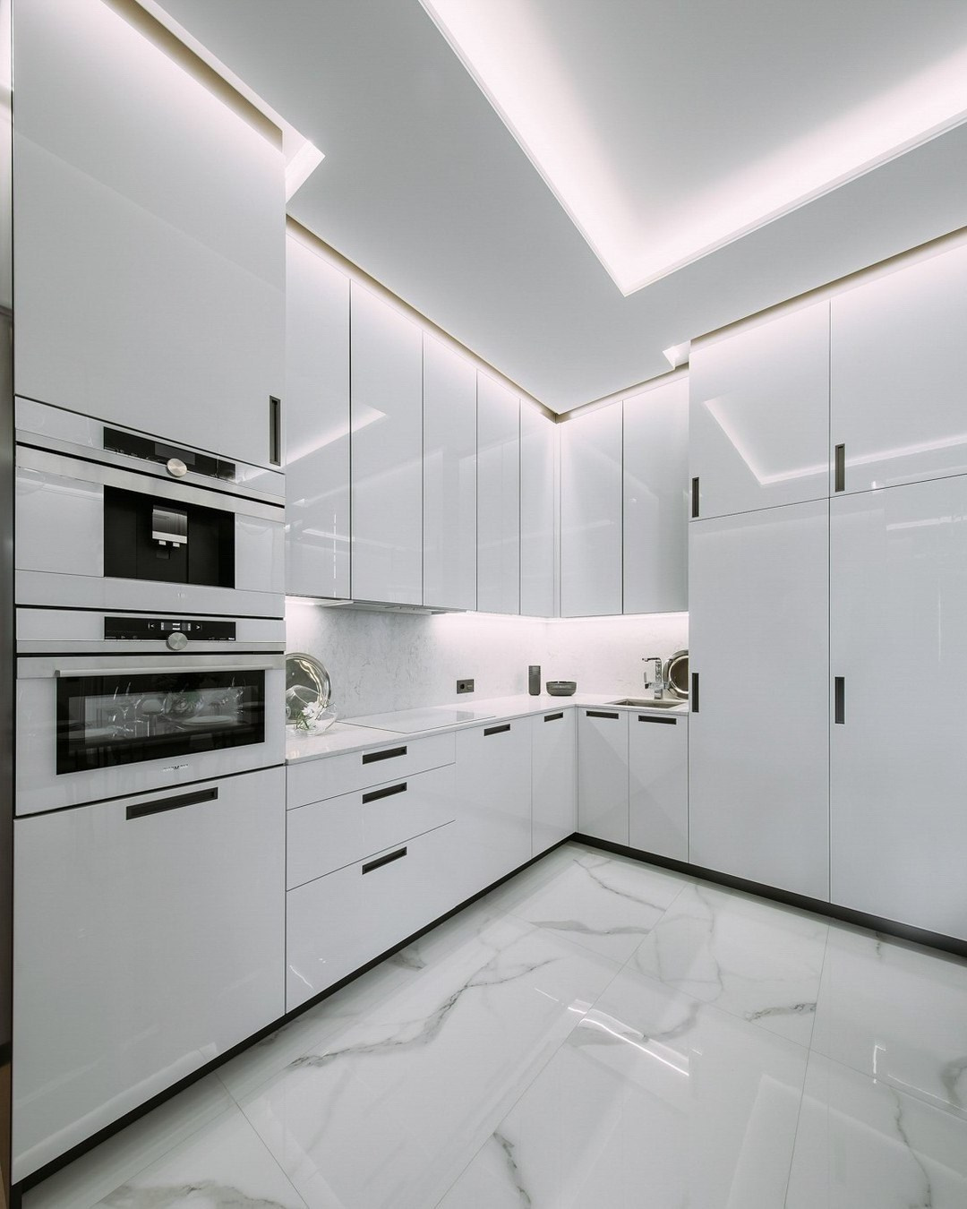 Кухня в современном стиле с белыми фасадами и встроенной техникой Siemens | Валерия Котович