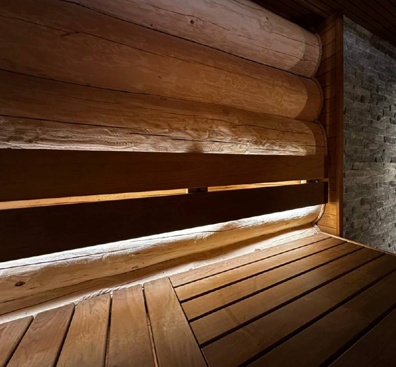 Баня из бревна в Усть-Ижоре сочетает традиции и современные решения: можжевельник, соль, обилие света и шайка Cariitti. SaunaTopMasters