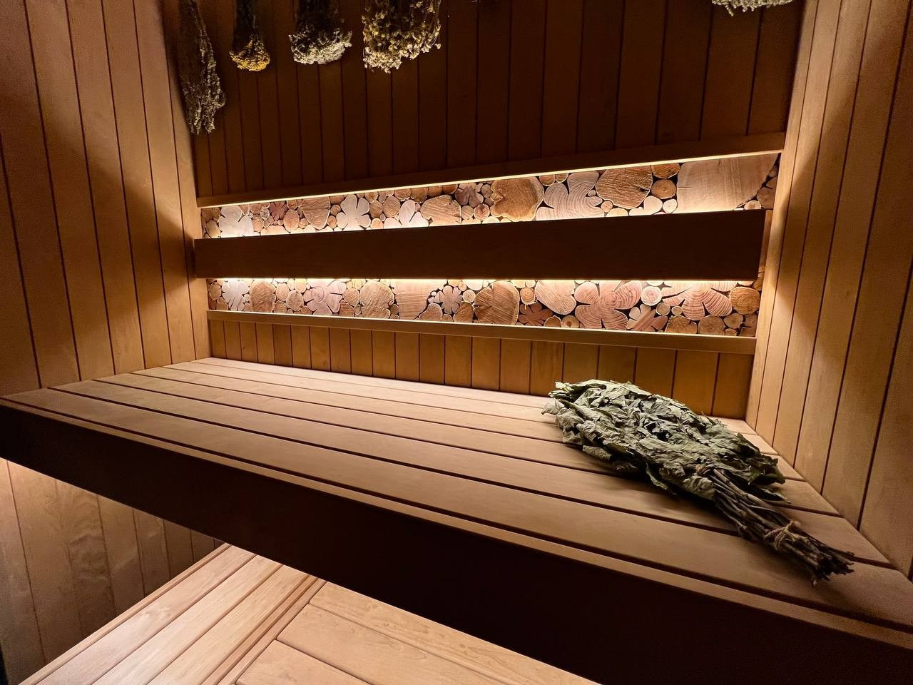 Уютная сауна в Зеленом Острове с Harvia Cilindro и отделкой из термоольхи; можжевельник и крымские травы дарят интересный насыщенный аромат. SaunaTopMasters
