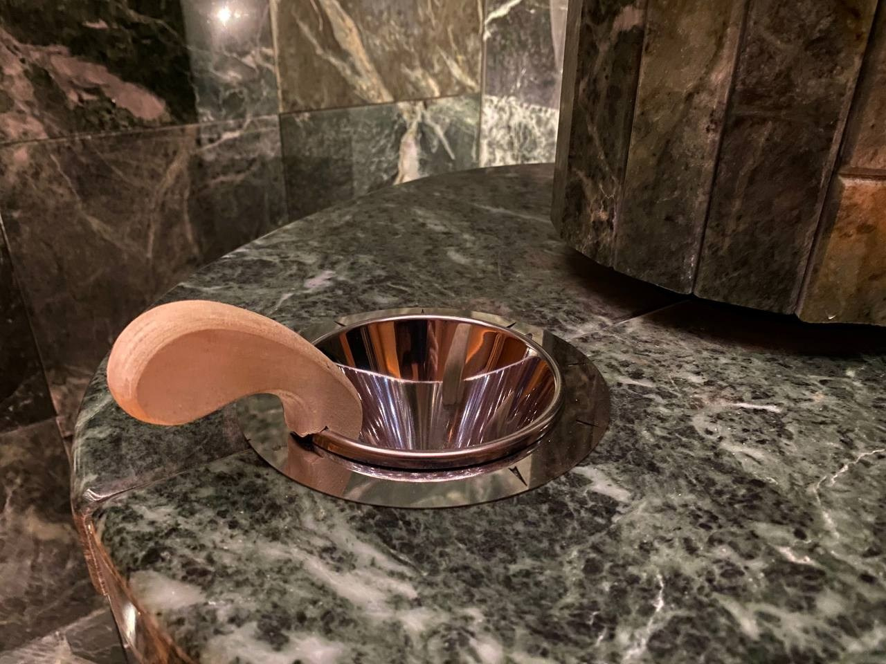 Баня в Аудио: печь Атмосфера, П-образные полки, звёздное небо и оптоволоконная подсветка создают уют и магию в парной. SaunaTopMasters