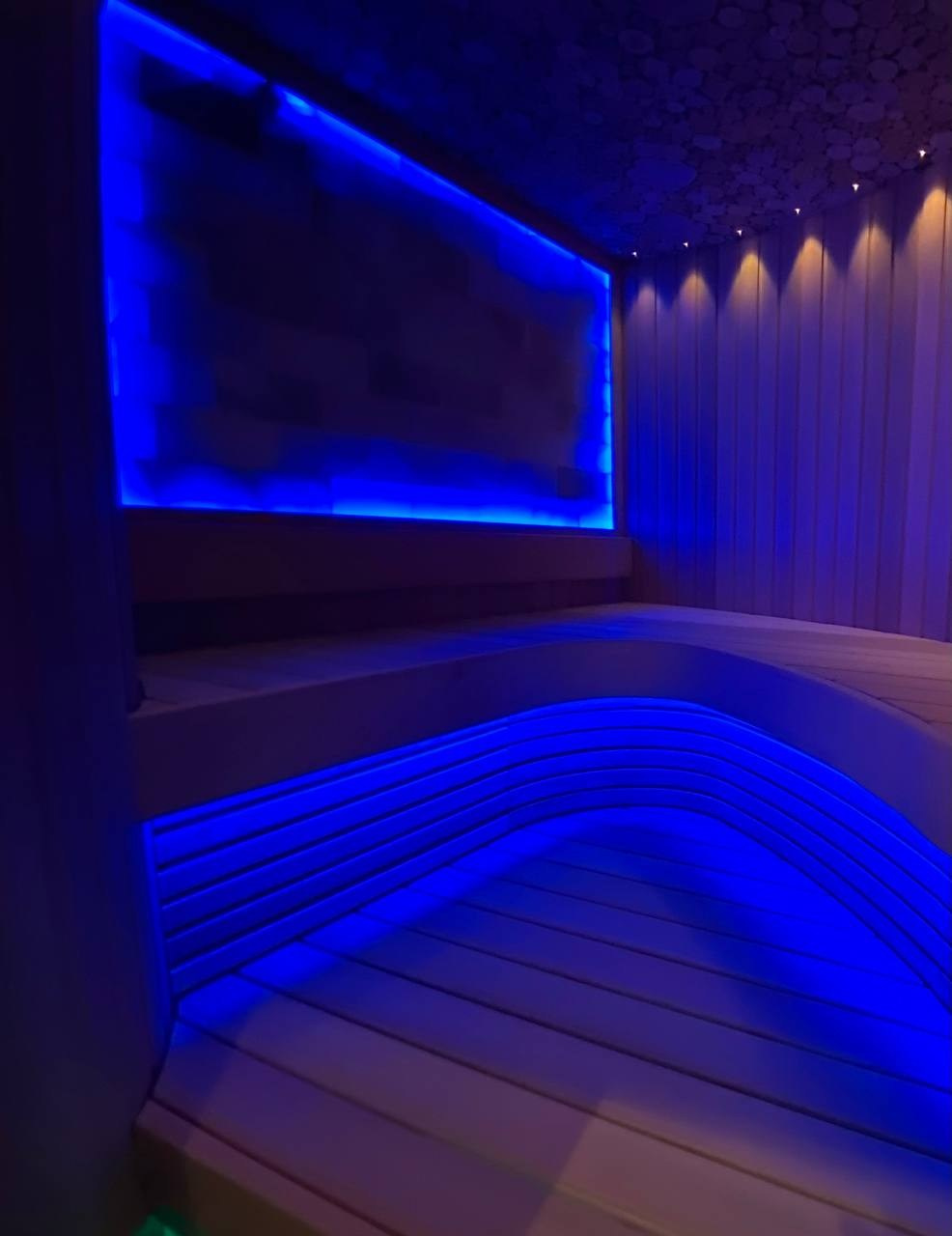 Сауна «Банан» из канадского кедра в Селятино: Helo Himalaya, оптоволокно и яркая RGB-подсветка в стильном исполнении. SaunaTopMasters