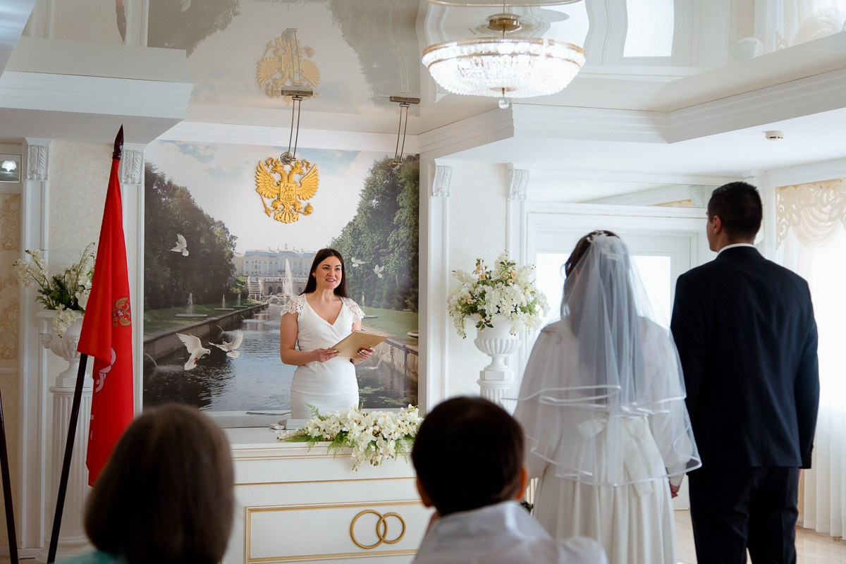 Свадебная фотосессия в ЗАГСе. Свадебный фотограф в Санкт-Петербурге Антон Владимиров