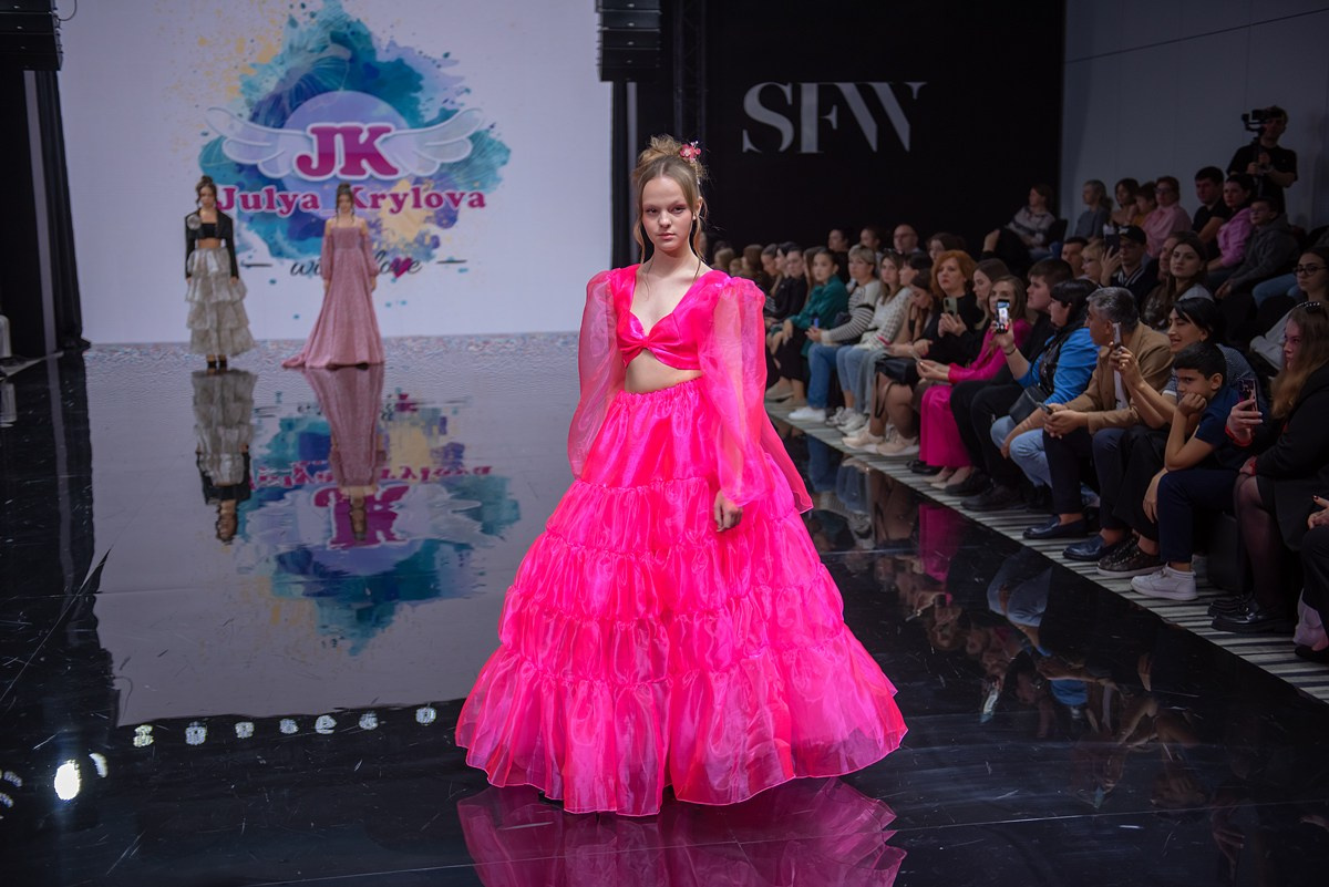 SochiFashionWeek2024 дизайнер Юлия Крылова. Семейный и коммерческий фотограф в Сочи Александр Бодунов