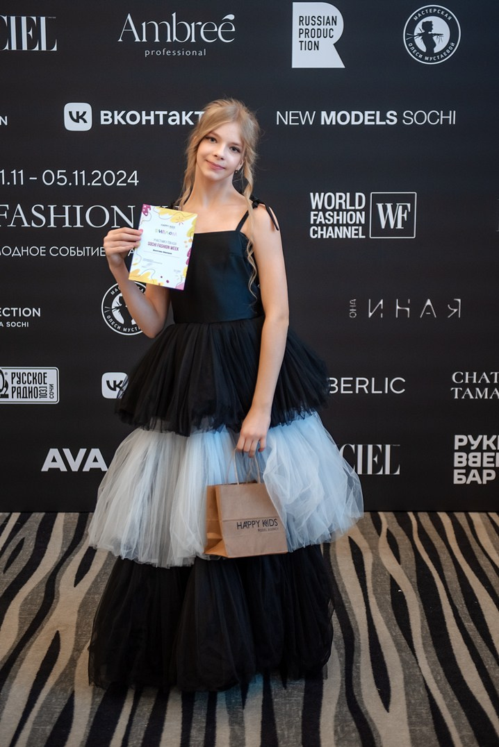 SochiFashionWeek2024 дизайнер Юлия Крылова. Семейный и коммерческий фотограф в Сочи Александр Бодунов