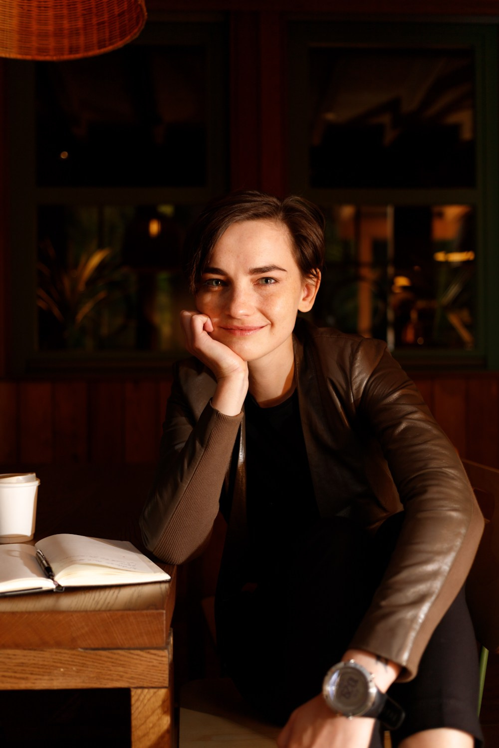 Женский портрет в кафе, тёплый вечерний свет, личный бренд, Москва, Илья Антропов