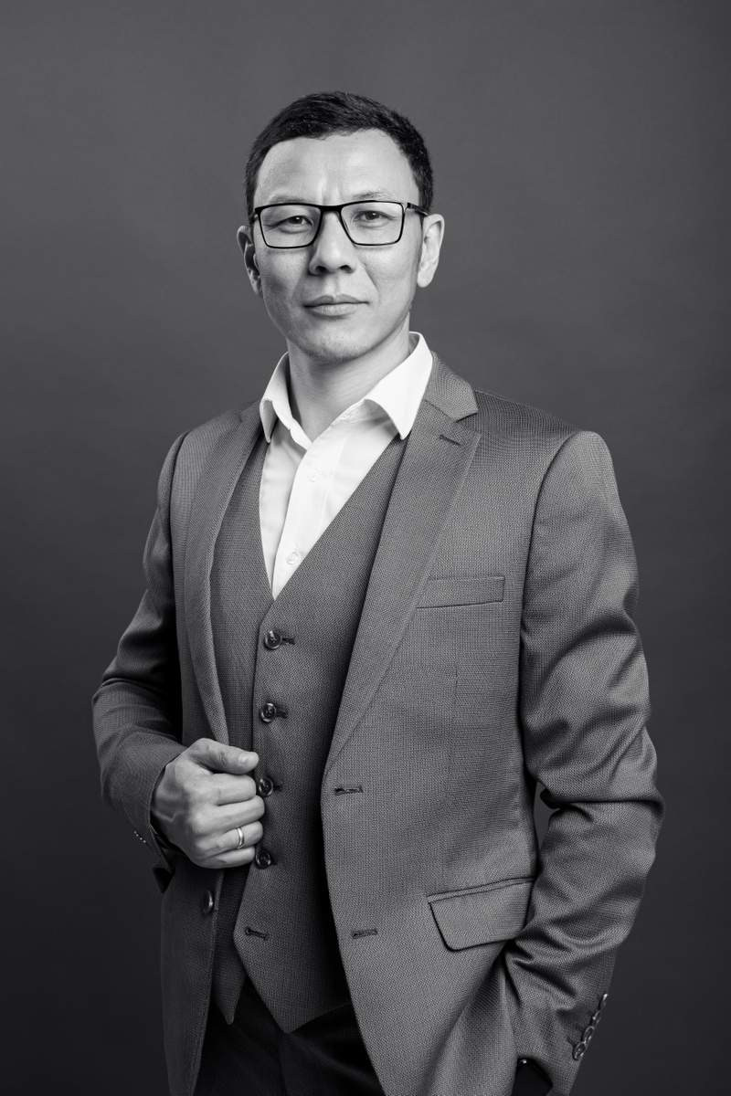 Бизнес-портрет. BWstudio — фотостудия черно-белой фотографии Алматы. Фотограф Алматы. Фотостудия Алматы