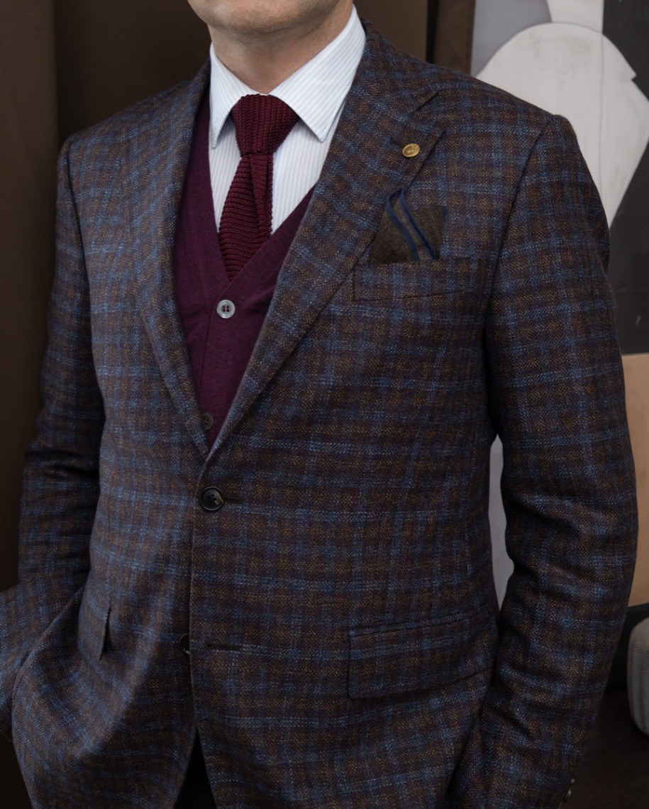 Мужской образ в стиле фильма "Джентльмены", костюм-тройка, нагрудный платок-паше