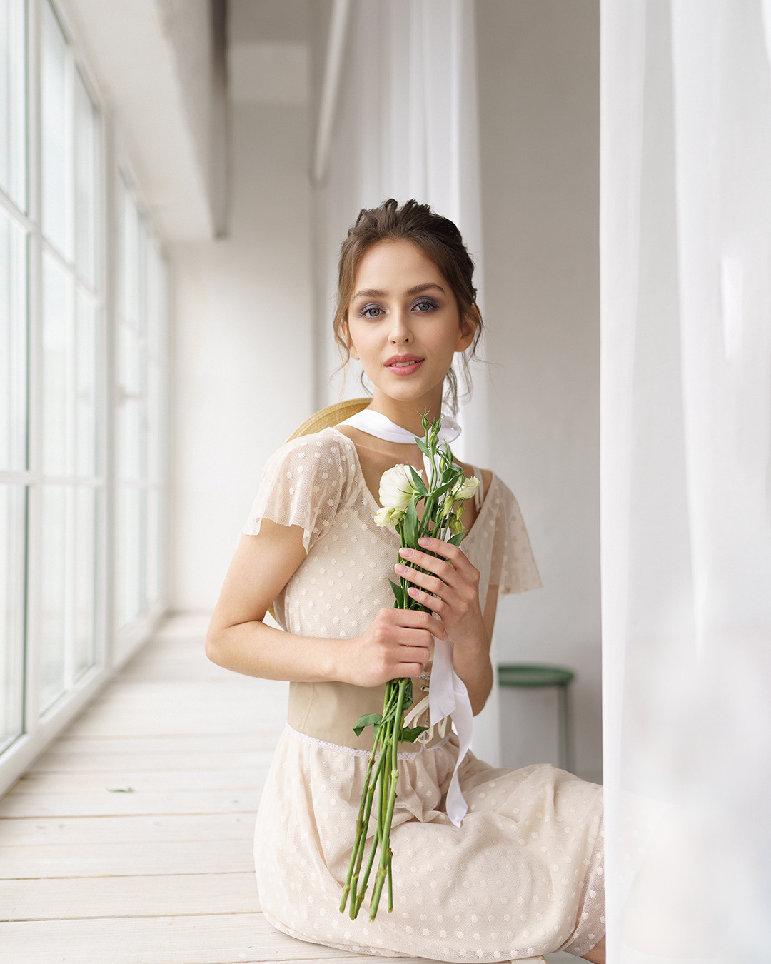 легкое весеннее фото красивой девушки в белом платье с цветами в руках