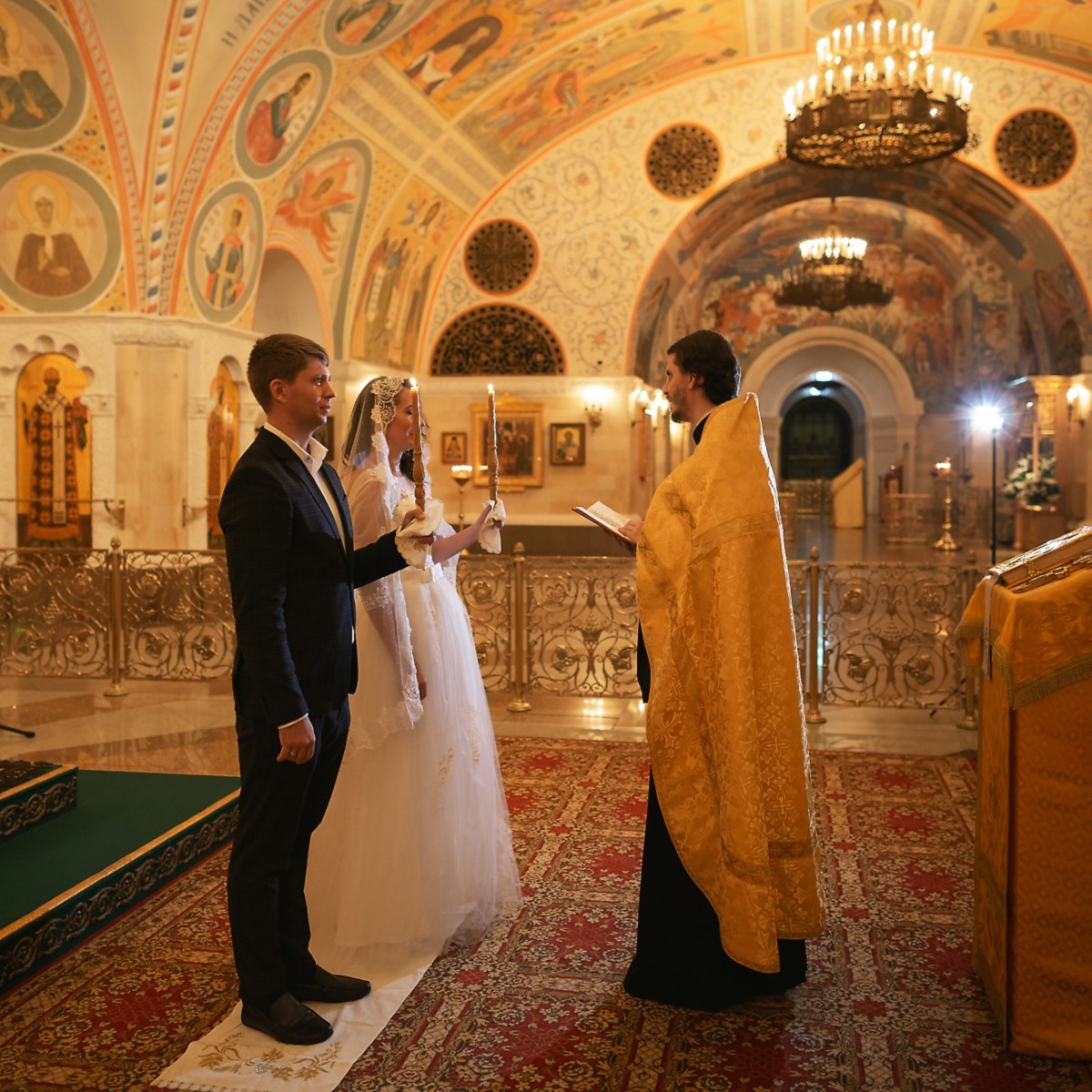 Венчание в главном Храме. Свадебный и репортажный фотограф в Москве и Московской области