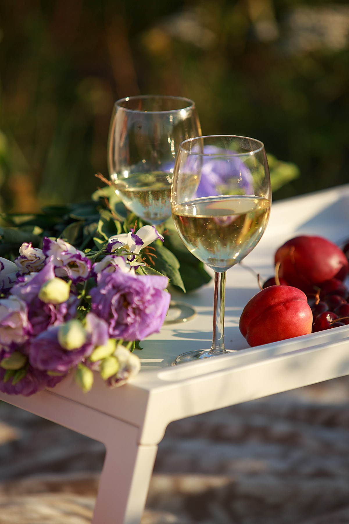 Фотосессия лавстори lovestory на годовщину свадьбы романтическая пара влюблённых в после цветов иван-чай. Семейный и детский фотограф в Москве Мария Быкова