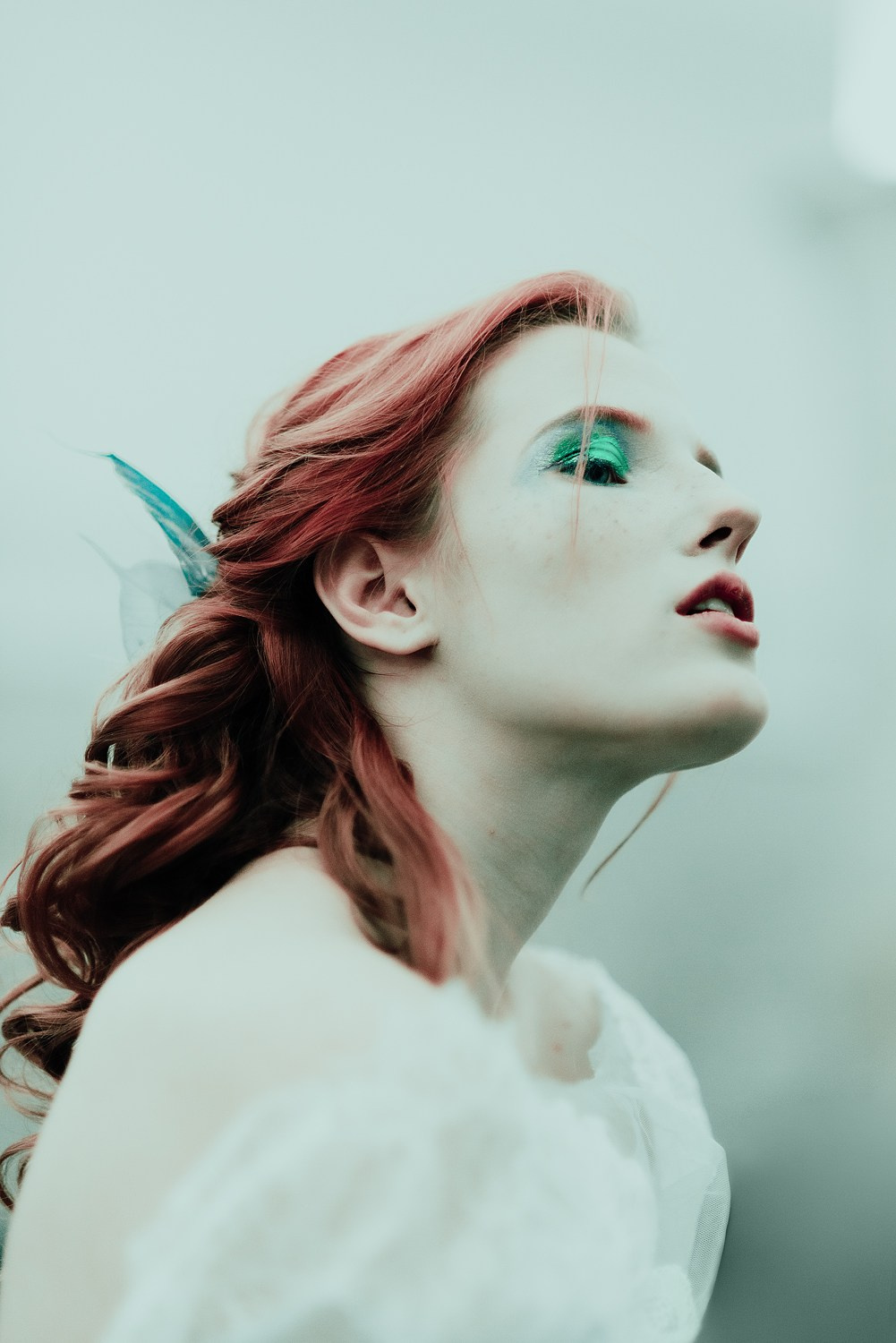 художественный портрет девушки с красным цветом волос в стиле прерафаэлитов