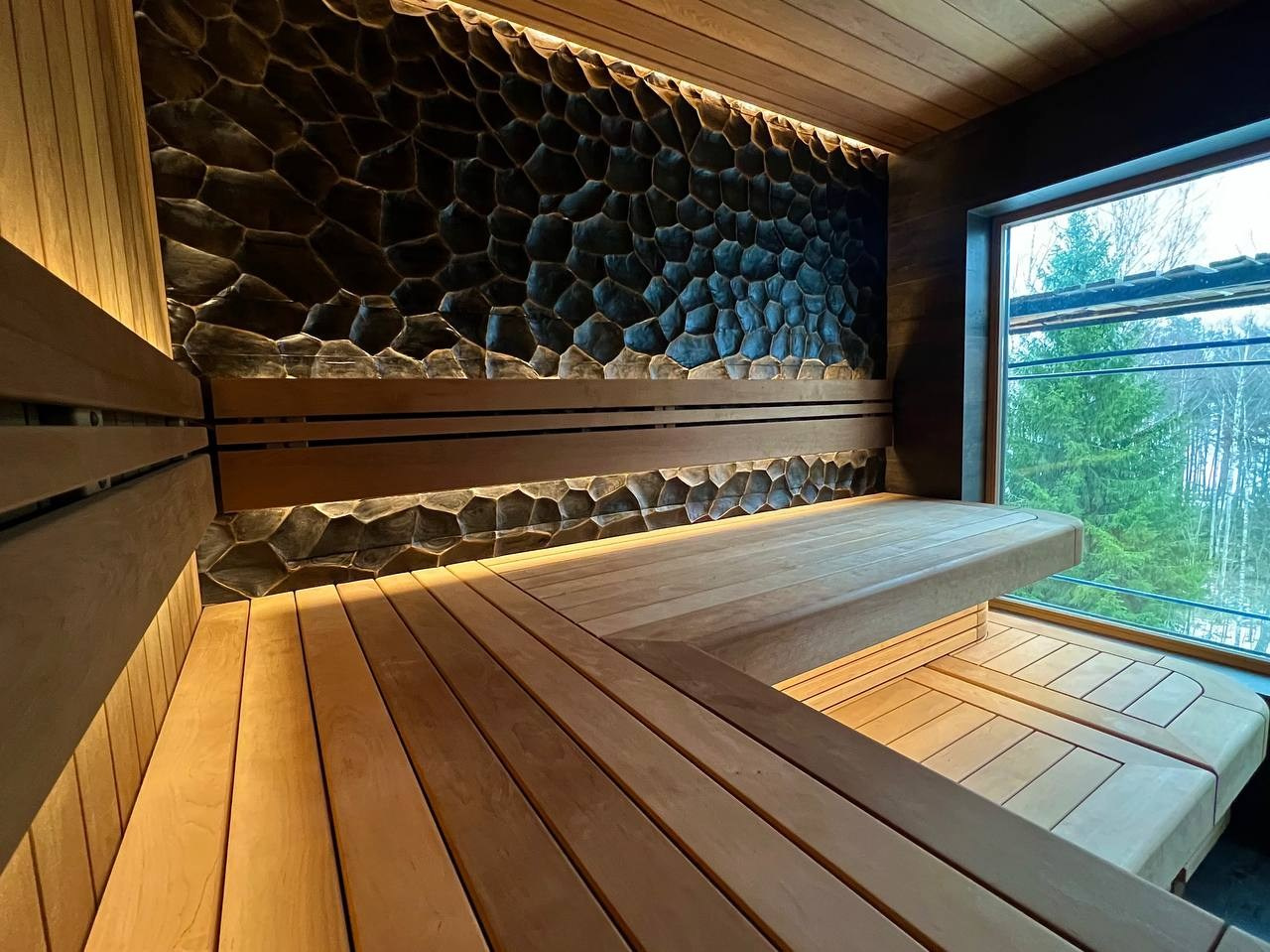 Кодовое название- Чешуя. Баня на берегу Суходольского озера выполнена для MBSaun и получила свое название за уникальные 3D панели. SaunaTopMasters