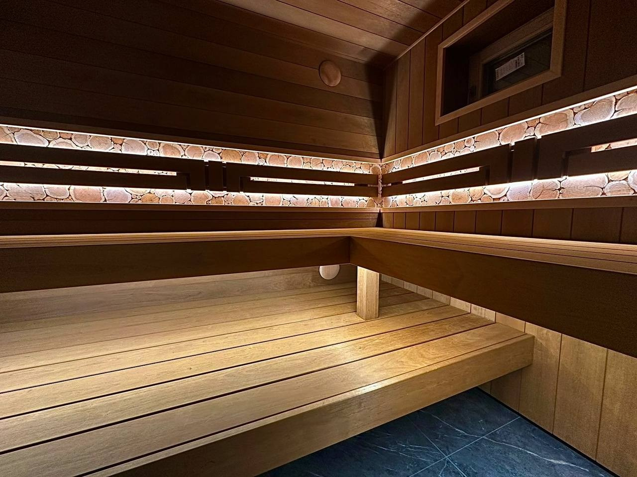 Русская парная на живописном берегу Пионерского озера выполнена из широкой термоольхи с можжевеловым панно и печным углом из талькохлорита. SaunaTopMasters